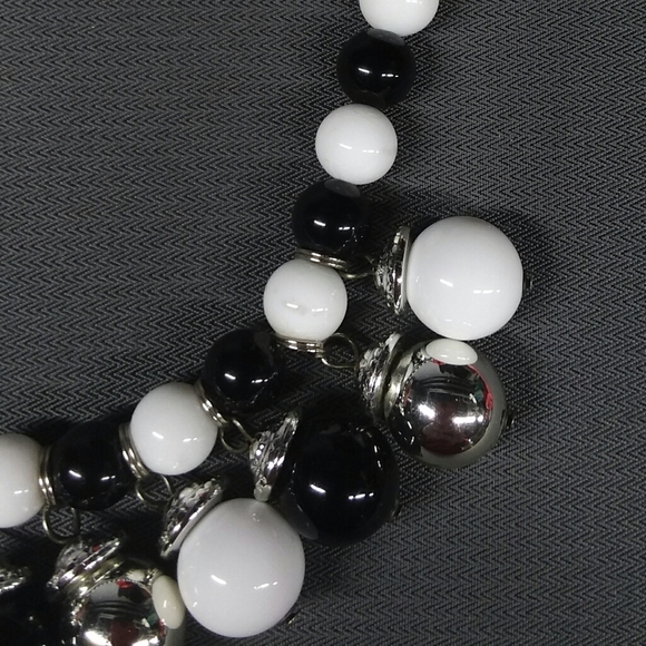 Vintage Black & White Bead Necklace - Picture 5 of 9